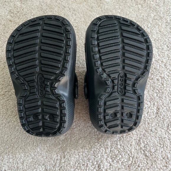 Crocs • Black lined Crocs - Picture 3 of 3